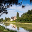 Le petit train touristique de Briare-le-Canal. Traversée par les canaux, Briare est une petite ville, du Loiret, fleurie pleine de charme au bord de la Loire. Epoque prospère où Briare était un important carrefour batelier de la Loire et des canaux mais également un site industriel produisant des perles, des boutons et de la mosaïque… Aujourd’hui les bâtiments témoignent de ce riche passé.