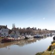 Le petit train touristique de Briare-le-Canal. Traversée par les canaux, Briare est une petite ville, du Loiret, fleurie pleine de charme au bord de la Loire. Epoque prospère où Briare était un important carrefour batelier de la Loire et des canaux mais également un site industriel produisant des perles, des boutons et de la mosaïque… Aujourd’hui les bâtiments témoignent de ce riche passé.