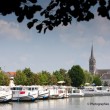 Le petit train touristique de Briare-le-Canal. Traversée par les canaux, Briare est une petite ville, du Loiret, fleurie pleine de charme au bord de la Loire. Epoque prospère où Briare était un important carrefour batelier de la Loire et des canaux mais également un site industriel produisant des perles, des boutons et de la mosaïque… Aujourd’hui les bâtiments témoignent de ce riche passé.