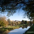 Le petit train touristique de Briare-le-Canal. Traversée par les canaux, Briare est une petite ville, du Loiret, fleurie pleine de charme au bord de la Loire. Epoque prospère où Briare était un important carrefour batelier de la Loire et des canaux mais également un site industriel produisant des perles, des boutons et de la mosaïque… Aujourd’hui les bâtiments témoignent de ce riche passé.