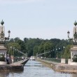 Le petit train touristique de Briare-le-Canal. Traversée par les canaux, Briare est une petite ville, du Loiret, fleurie pleine de charme au bord de la Loire. Epoque prospère où Briare était un important carrefour batelier de la Loire et des canaux mais également un site industriel produisant des perles, des boutons et de la mosaïque… Aujourd’hui les bâtiments témoignent de ce riche passé.