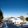 Le petit train touristique de Briare-le-Canal. Traversée par les canaux, Briare est une petite ville, du Loiret, fleurie pleine de charme au bord de la Loire. Epoque prospère où Briare était un important carrefour batelier de la Loire et des canaux mais également un site industriel produisant des perles, des boutons et de la mosaïque… Aujourd’hui les bâtiments témoignent de ce riche passé.