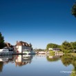 Le petit train touristique de Briare-le-Canal. Traversée par les canaux, Briare est une petite ville, du Loiret, fleurie pleine de charme au bord de la Loire. Epoque prospère où Briare était un important carrefour batelier de la Loire et des canaux mais également un site industriel produisant des perles, des boutons et de la mosaïque… Aujourd’hui les bâtiments témoignent de ce riche passé.